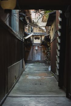 漫步于京都宁静而沧桑的小巷，领略日本传统建筑之美