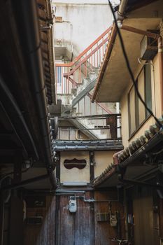 老旧住宅楼下方，白天从城市墙壁附近的楼梯可以看到
