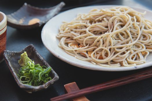 配上芥末和青葱的传统日本荞麦面非常美味，适合作为健康膳食