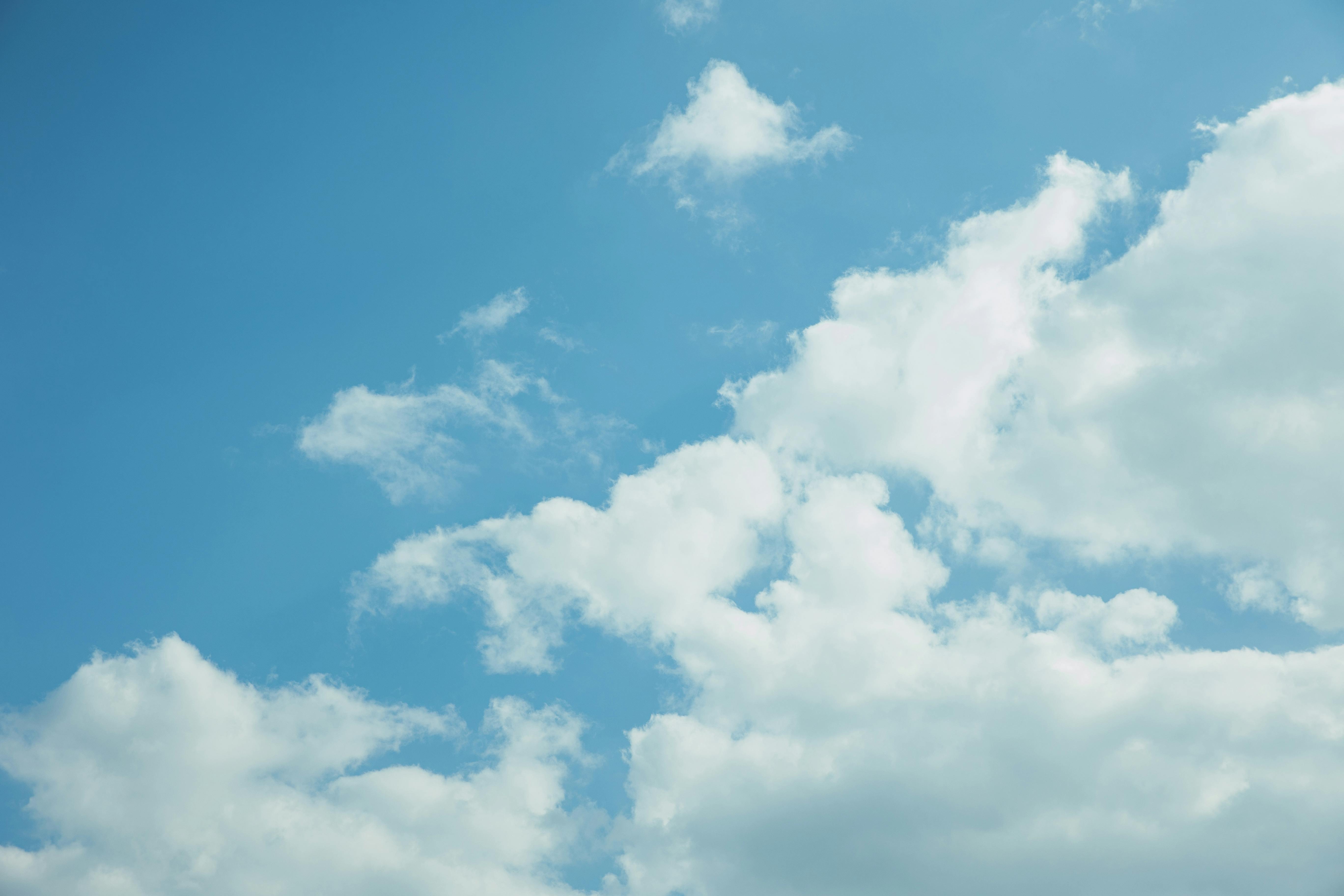 Đám mây dày: Hãy bấm vào bức ảnh thú vị này để ngắm nhìn những đám mây dày đặc, tạo thành những hình dáng phong phú và độc đáo. Bạn sẽ được tìm hiểu những kiến thức mới về khí tượng học và văn hóa trên khắp thế giới sử dụng đám mây như thế nào để dự báo thời tiết và sinh hoạt hàng ngày.