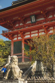 在日本京都，可以看到充满活力且历史悠久的清水寺大门，这是一处联合国教科文组织认定的世界遗产