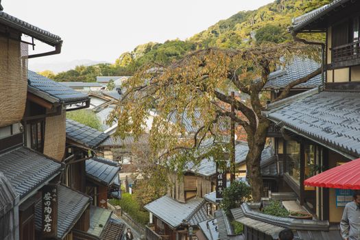 日本京都历史悠久，其街道景观展示了传统建筑与优美的城市风景