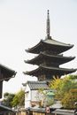无云的天空下，街道上矗立着外观高耸的东方神社与传统建筑