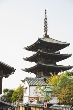 无云的天空下，街道上矗立着外观高耸的东方神社与传统建筑