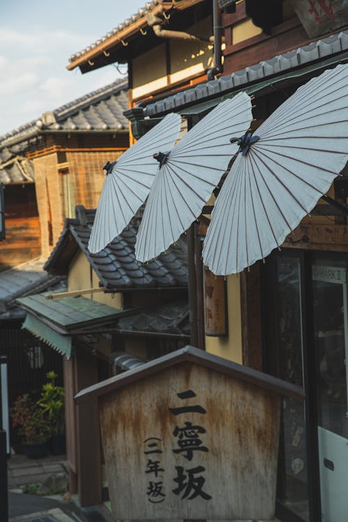 Parapluies Authentiques Décorant Un Bâtiment Rural Oriental