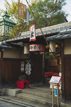 日本京都传统木制茶馆的迷人入口，展现了日本建筑风格