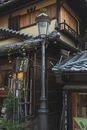 京都迷人的木制房屋立面，点缀着路灯