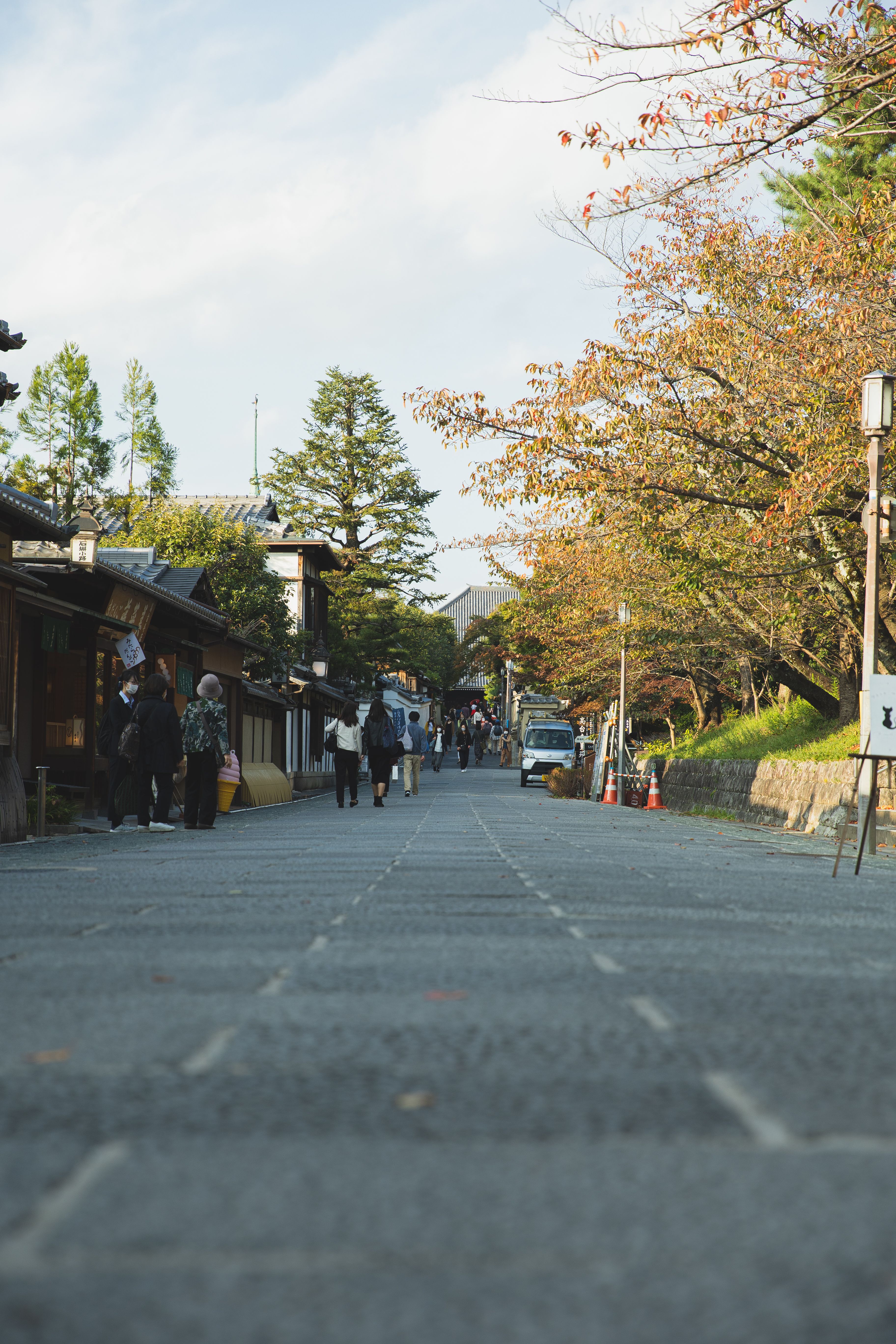 京都街景宁静，行人在传统建筑间享受秋日