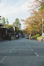 京都街景宁静，行人在传统建筑间享受秋日