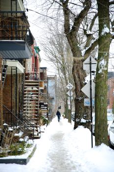 蒙特利尔冬季的魅力在雪地人行道和住宅建筑中展现