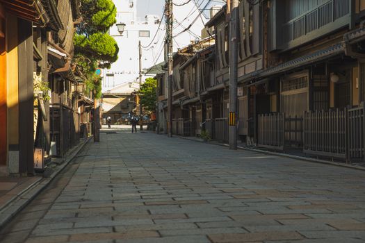 京都历史街区的空荡街道与老年住宅在晴天里