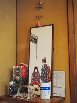 亚洲妇女的创意绘画将传统和服与公寓内的各种装饰元素一同放置在木桌上