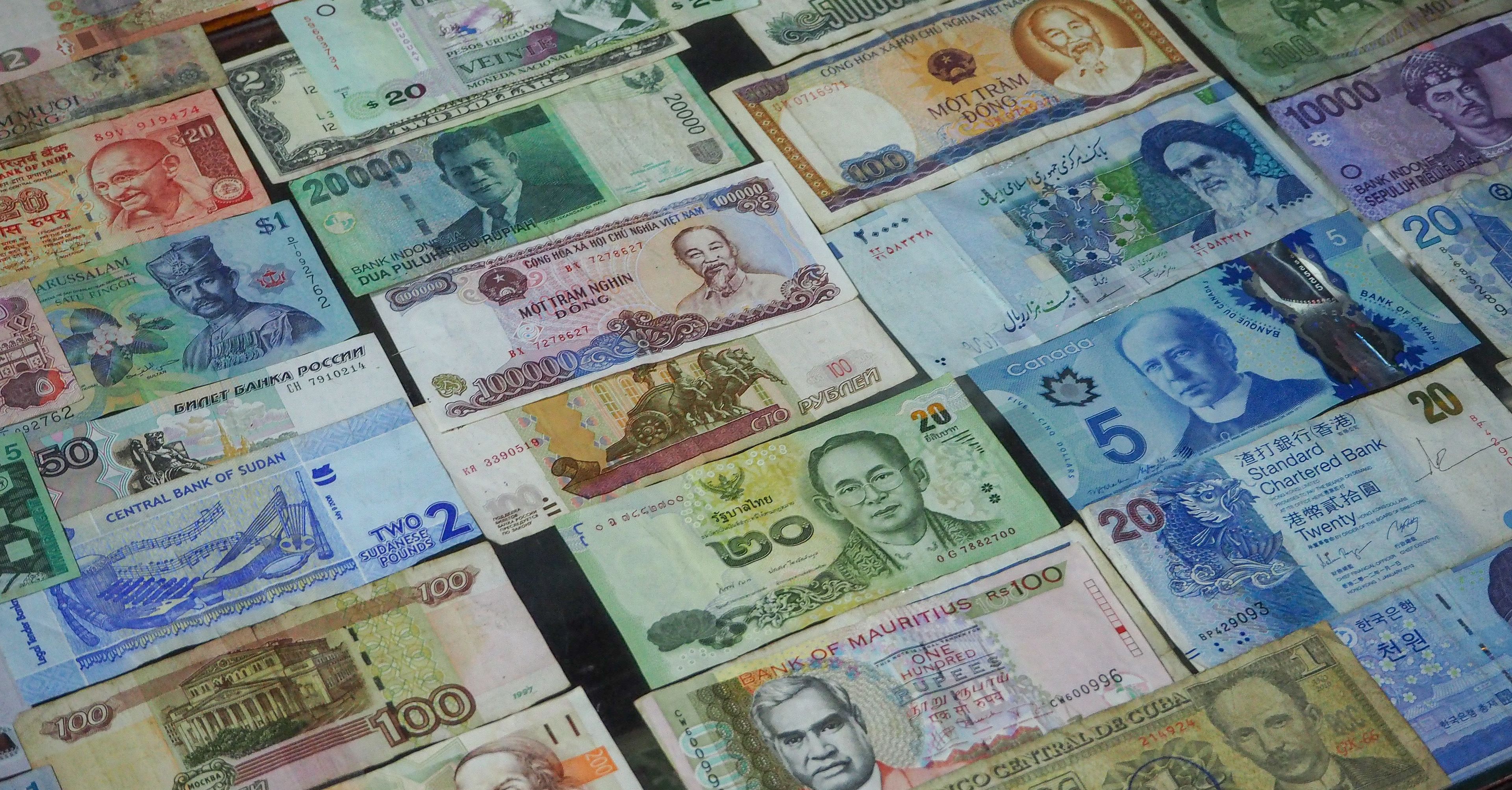 Banknoty różnych walut rozłożone na stole