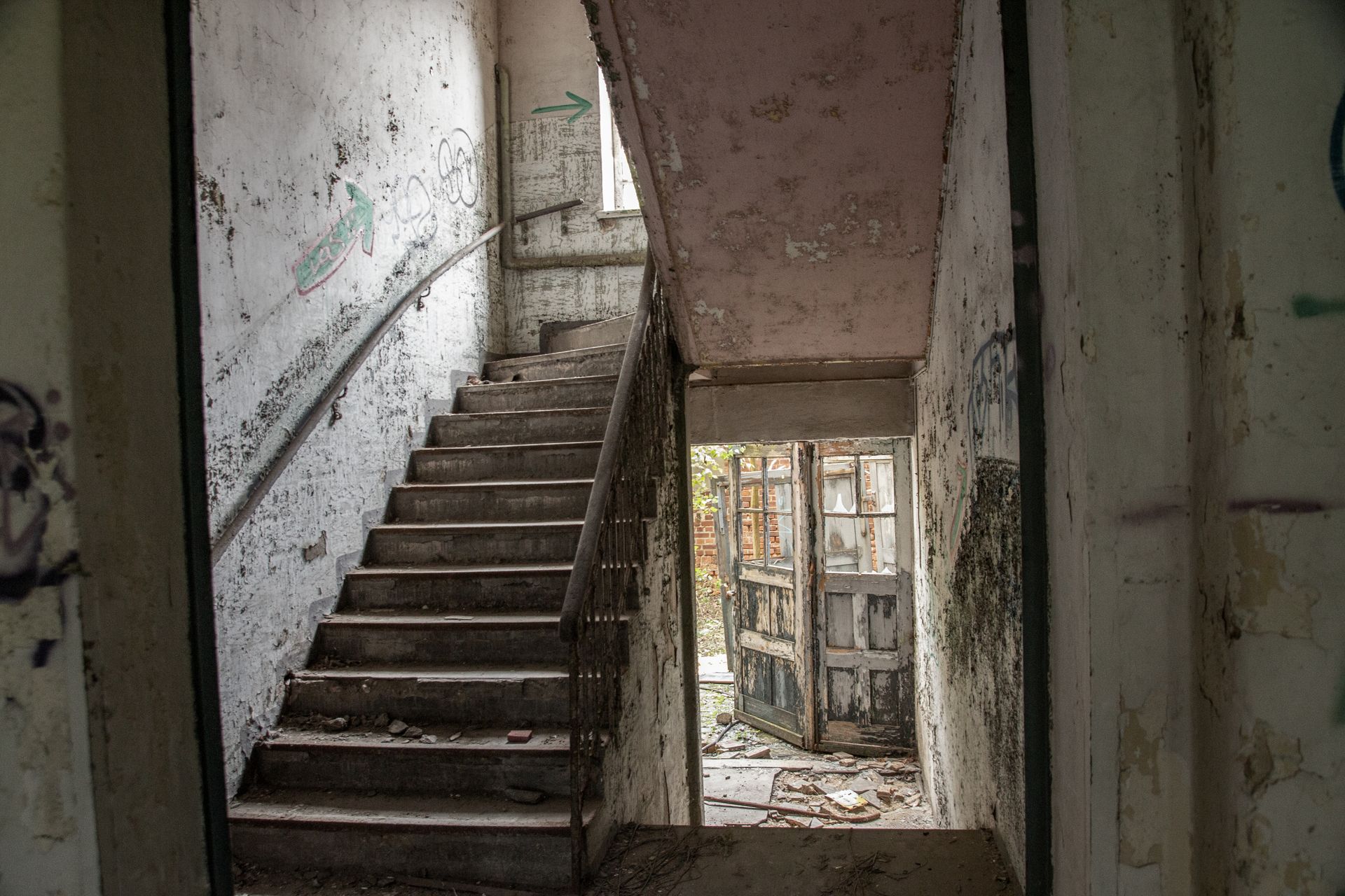 Explore an abandoned, vandalized staircase in Leipzig's decaying architecture.