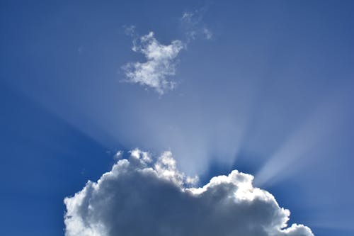 Cielo Nuvoloso Bianco Con I Raggi Del Sole