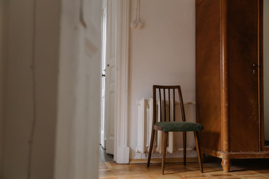 Gedämmte Heizkörpernische im hellen Altbau Wohnzimmer mit weißem Heizkörper, sauberer Innendämmung und praktischer Energieeinsparung