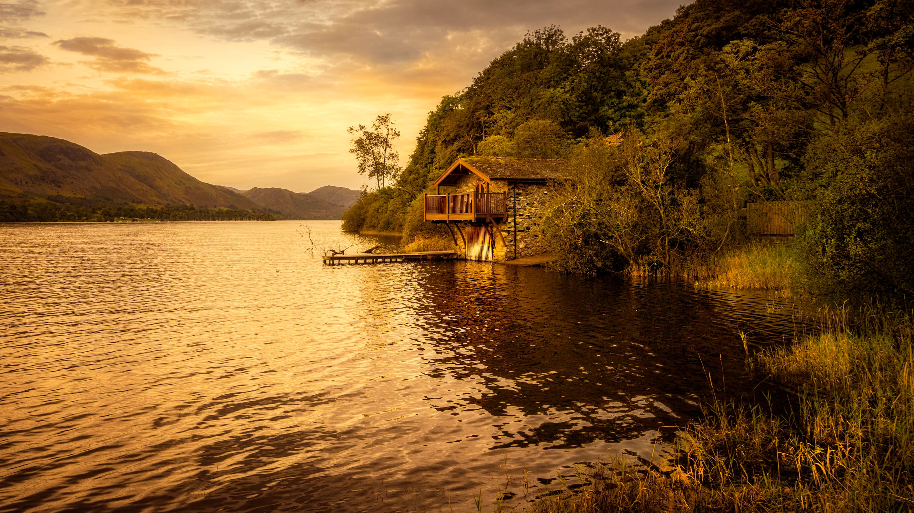 Brown Wooden House Near the Lake · Free Stock Photo
