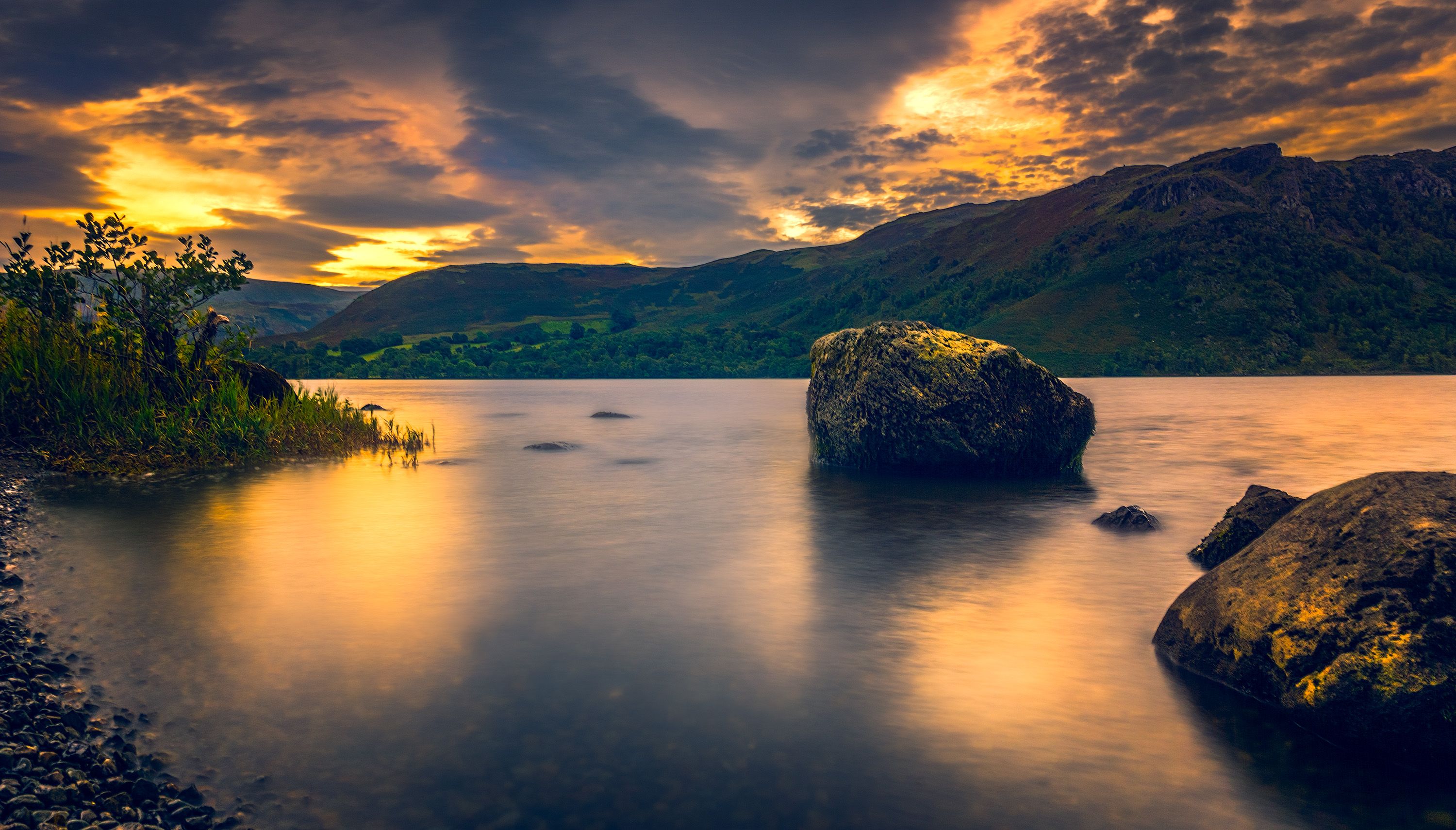 Scenic Sunset over Lake and Mountains · Free Stock Photo