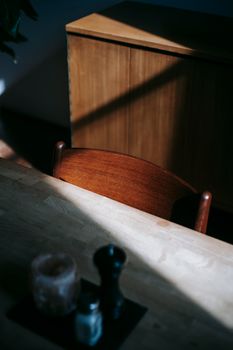在舒适的室内环境中，温暖的阳光给质朴的木制家具投下阴影