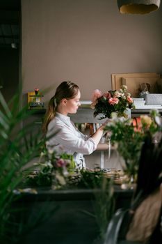 花店在小企业环境中布置鲜花