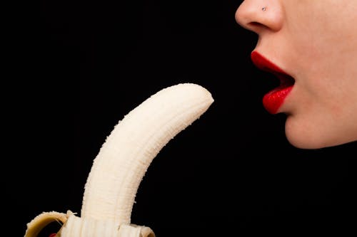 Безкоштовне стокове фото на тему «банан, впритул, жінка»
