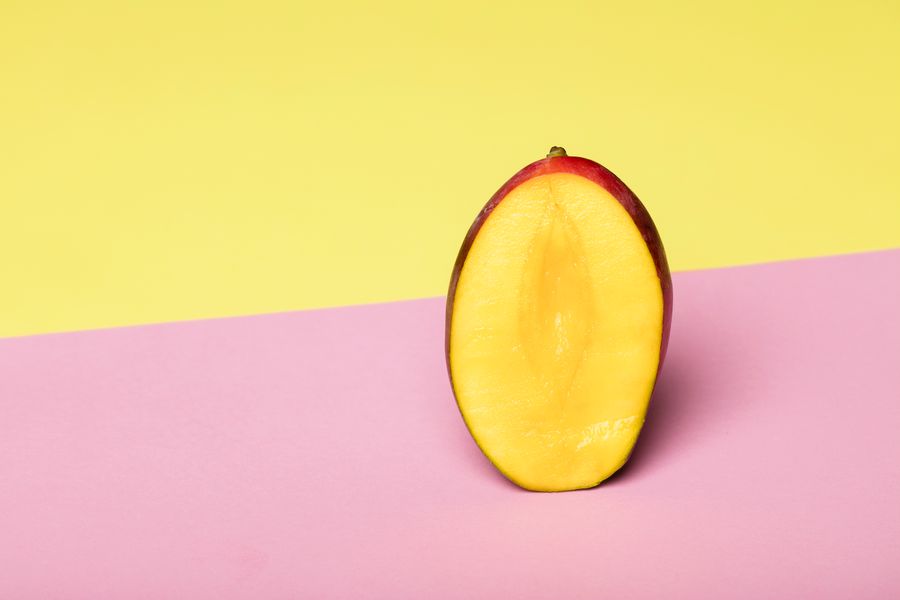 Mangue mûre coupée en deux