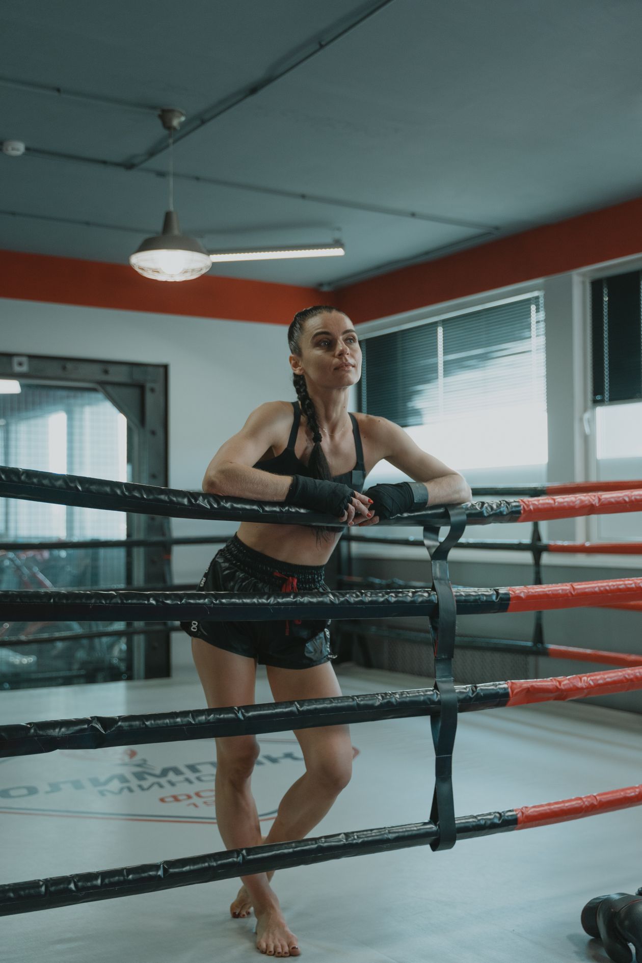 Boxeadora en el ring junto a las cuerdas.