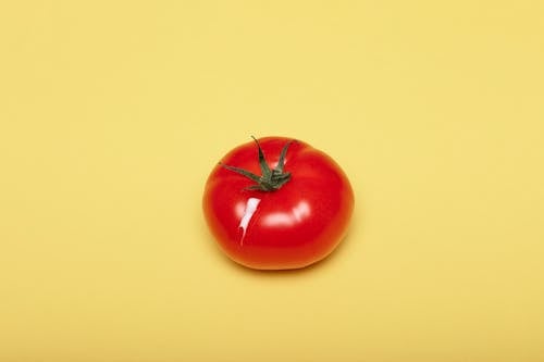 Бесплатное стоковое фото с желтая поверхность, здоровый, красный помидор