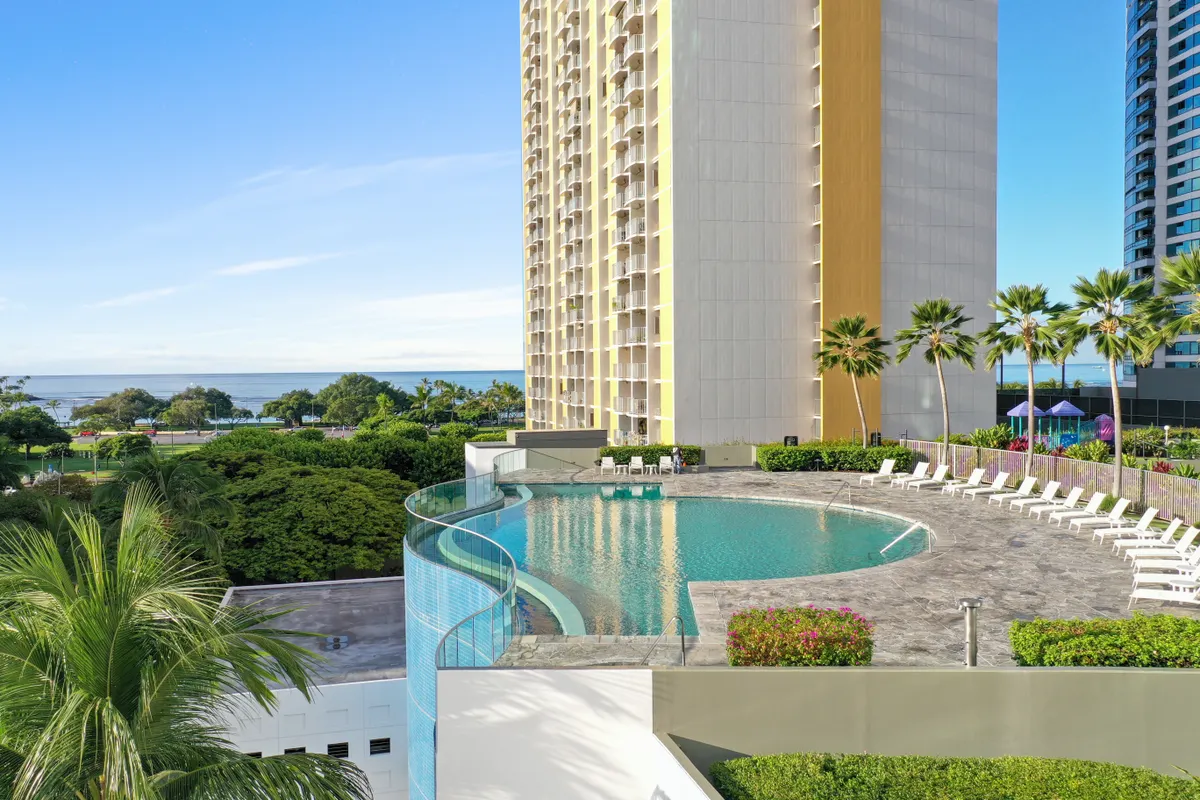 Infinity pool overlooking the ocean at a luxury Hawaii resort
