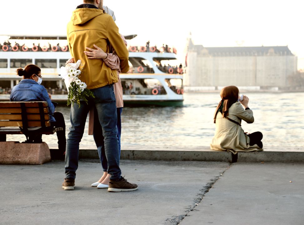 Online dating: starting a conversation on a niche platform