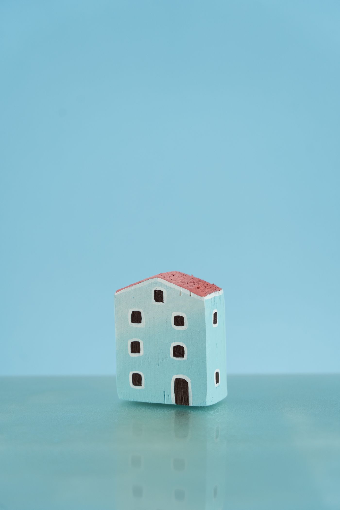 Miniatura de uma residência representando cuidado, segurança e proteção