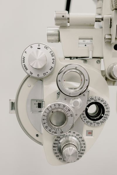 Patiente lors de la visite de contrôle ophtalmologique le lendemain de son opération LASIK
