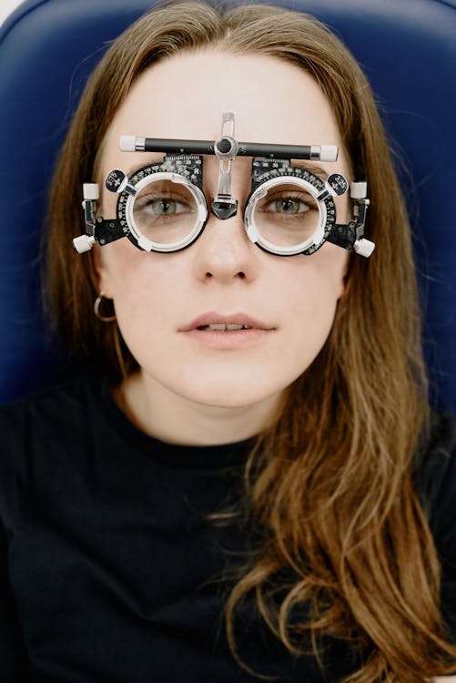 Free Serious woman in lenses in clinic Stock Photo