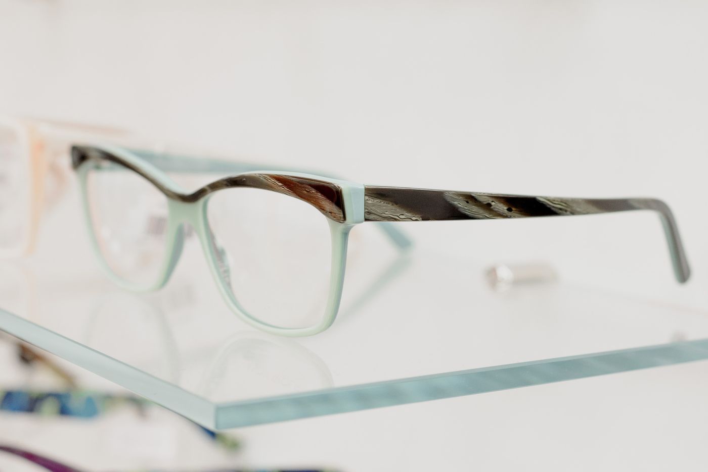 Elegáns szemüvegkeretek optikai üzletben