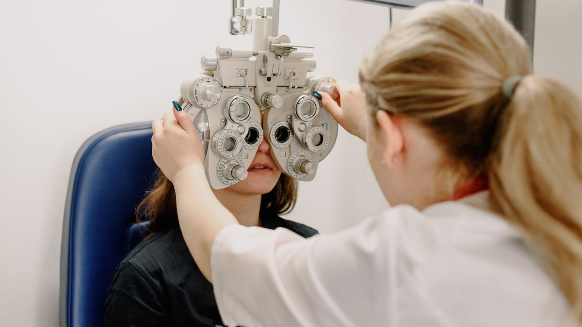 Göz muayenesinde fotoropter ile görme ölçümü (temsilî görsel) — PRIMA retina implantı Avrupa’da satışa çıkıyor