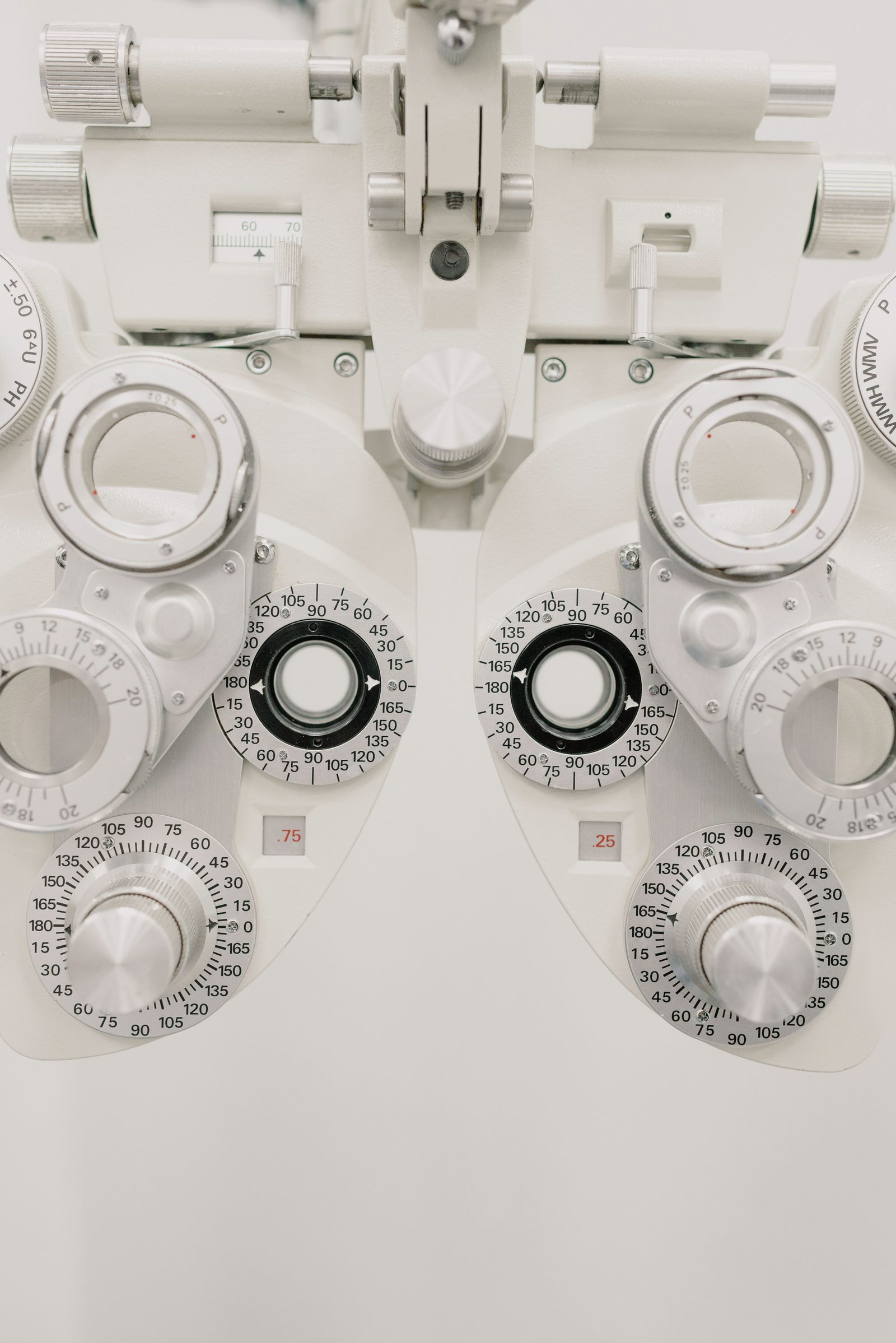 Modern göz kliniğinde refraksiyon ölçüm cihazının detayı