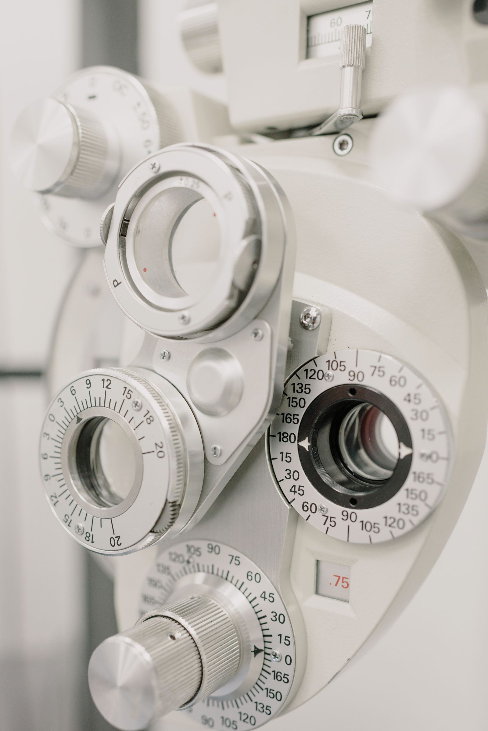 Klinik ortamda ileri optik tanı cihazının (foropter) yakın planı