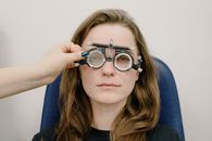 一位女眼科医生正在使用综合检查仪进行眼科检查的特写