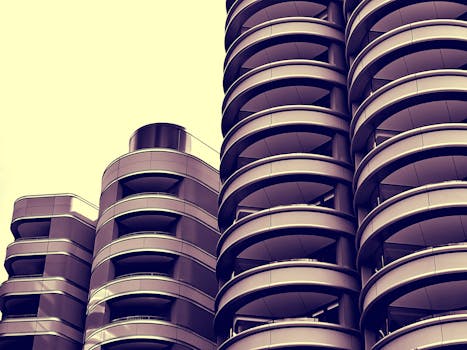 这座时尚的都市摩天大楼采用圆形阳台设计，展现了现代建筑的透视感