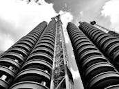 一张引人注目的黑白照片捕捉了起重机背靠天空的摩天大楼建设场景