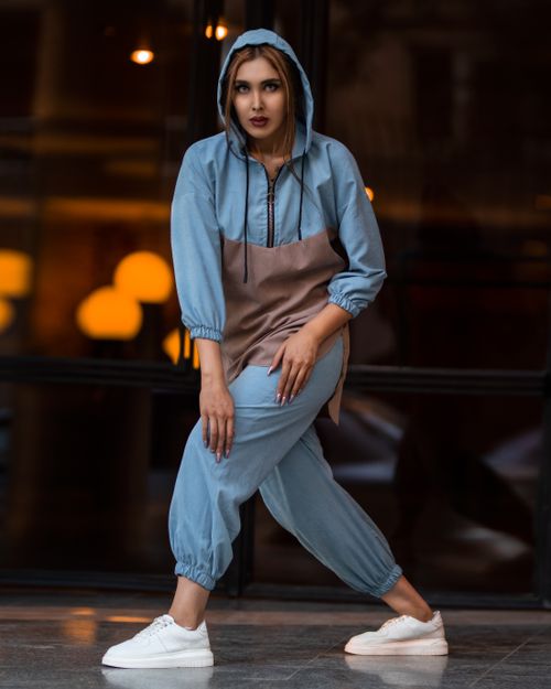 Free Stylish woman posing in a fashionable outfit in Isfahan, Iran. Modern urban fashion with a sleek design. Stock Photo