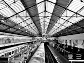 火车站的黑白景色热闹非凡，挤满了人和火车