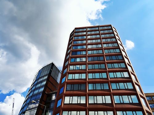 Fotografía De ángulo Bajo Edificio De Hormigón Marrón Bajo Un Cielo Azul