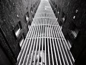 这张引人注目的黑白照片以低角度拍摄了高层建筑的立面