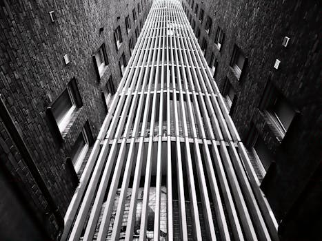 这张引人注目的黑白照片以低角度拍摄了高层建筑的立面