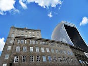 从低角度捕捉云层，蓝天下现代与经典建筑惊人结合