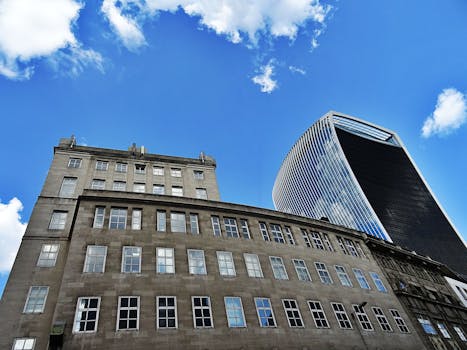 从低角度捕捉云层，蓝天下现代与经典建筑惊人结合