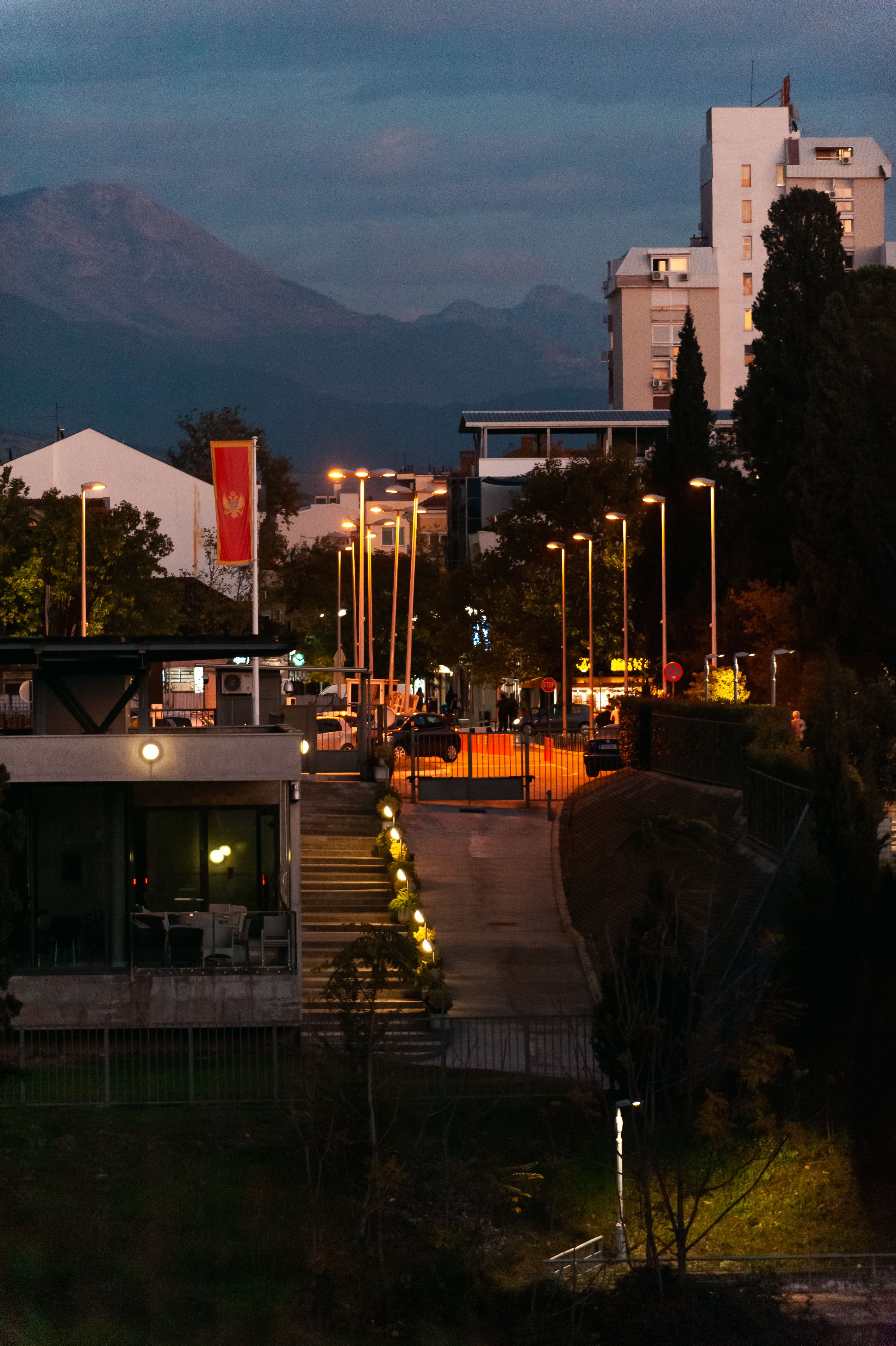 城市的夜间景观，包括建筑物、路灯和远处的山脉