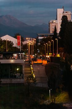 城市的夜间景观，包括建筑物、路灯和远处的山脉