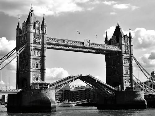 ロンドンのタワーブリッジのグレースケール写真